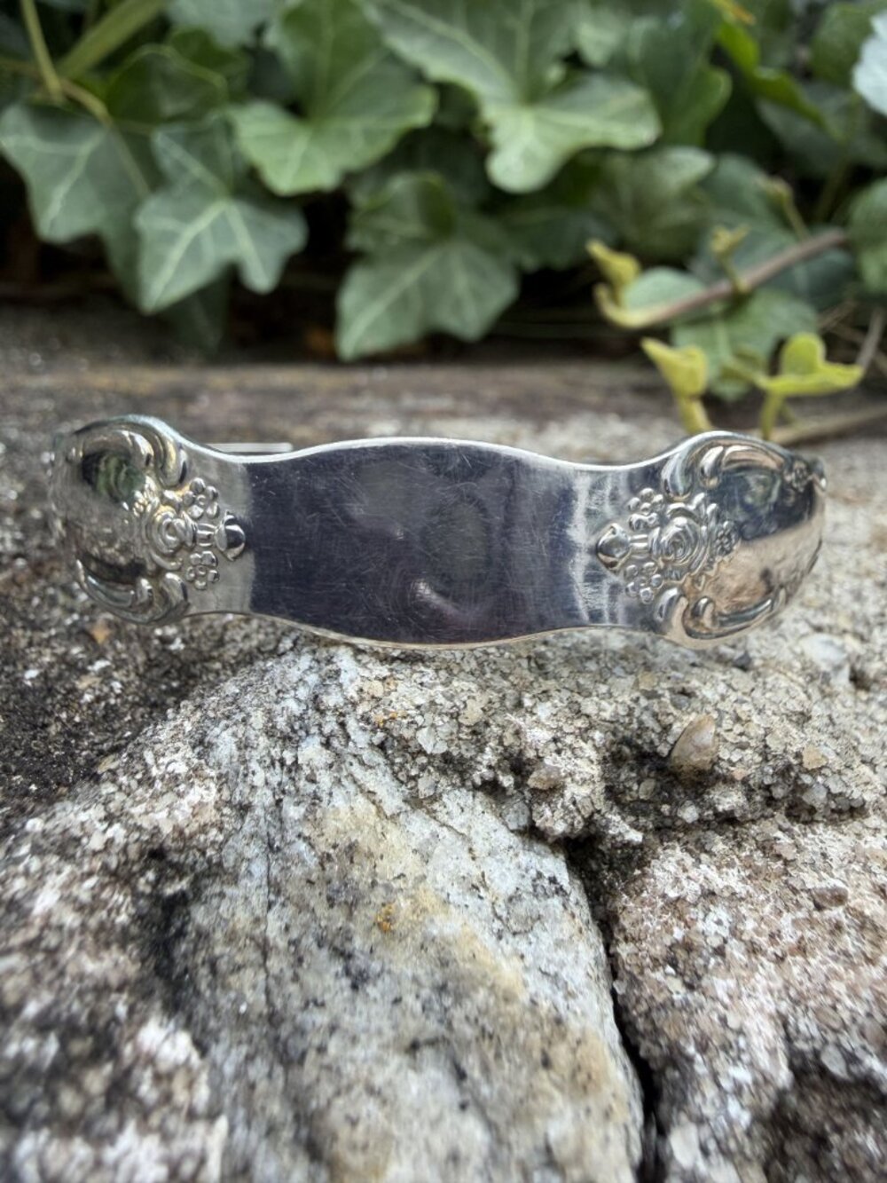 WM A Rogers Oneida Silver Plate Floral Spoon Handle Cuff Bracelet Vintage Rose